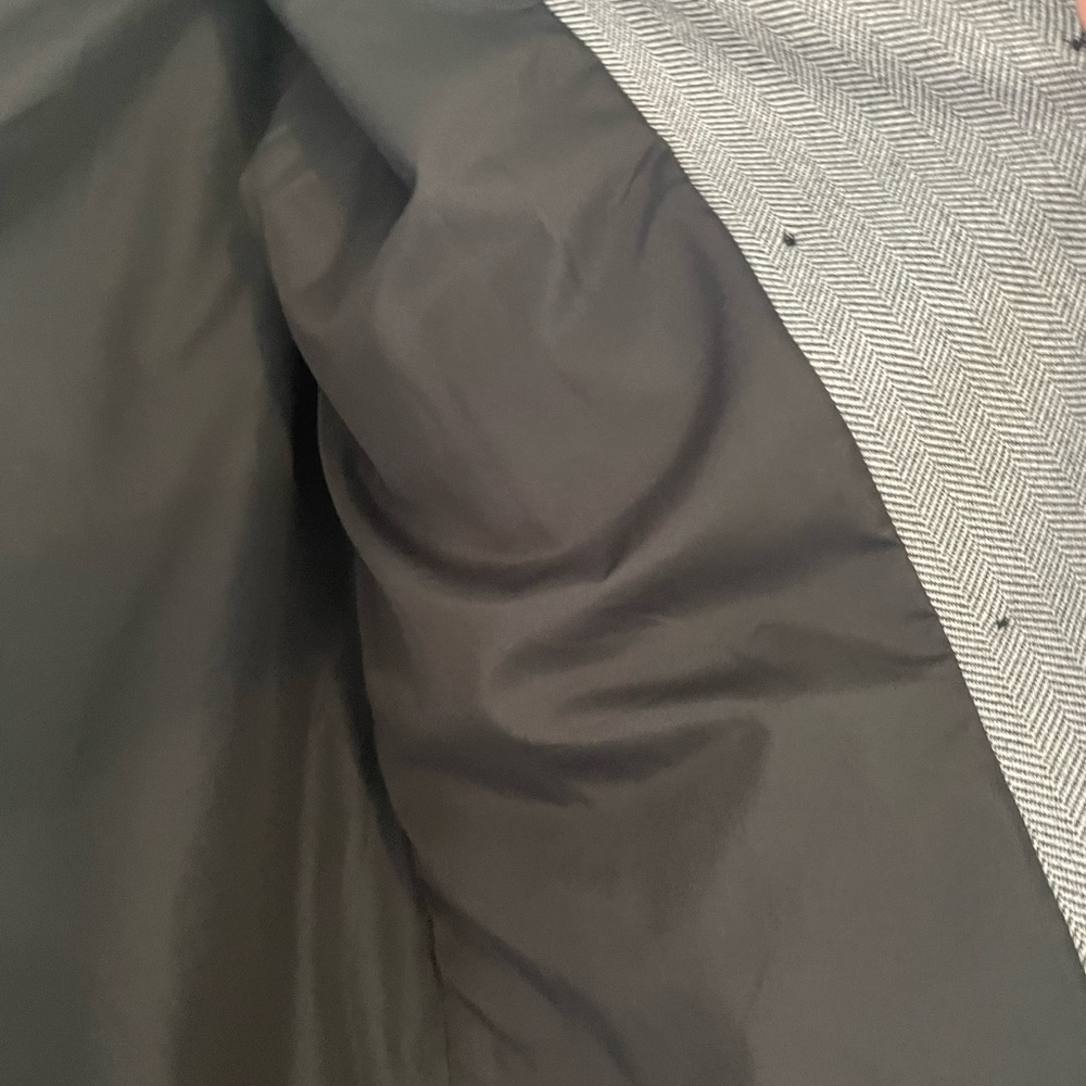 Coat in beautiful gray and black soft, warm fabric. Size Medium - Picture 4 of 8